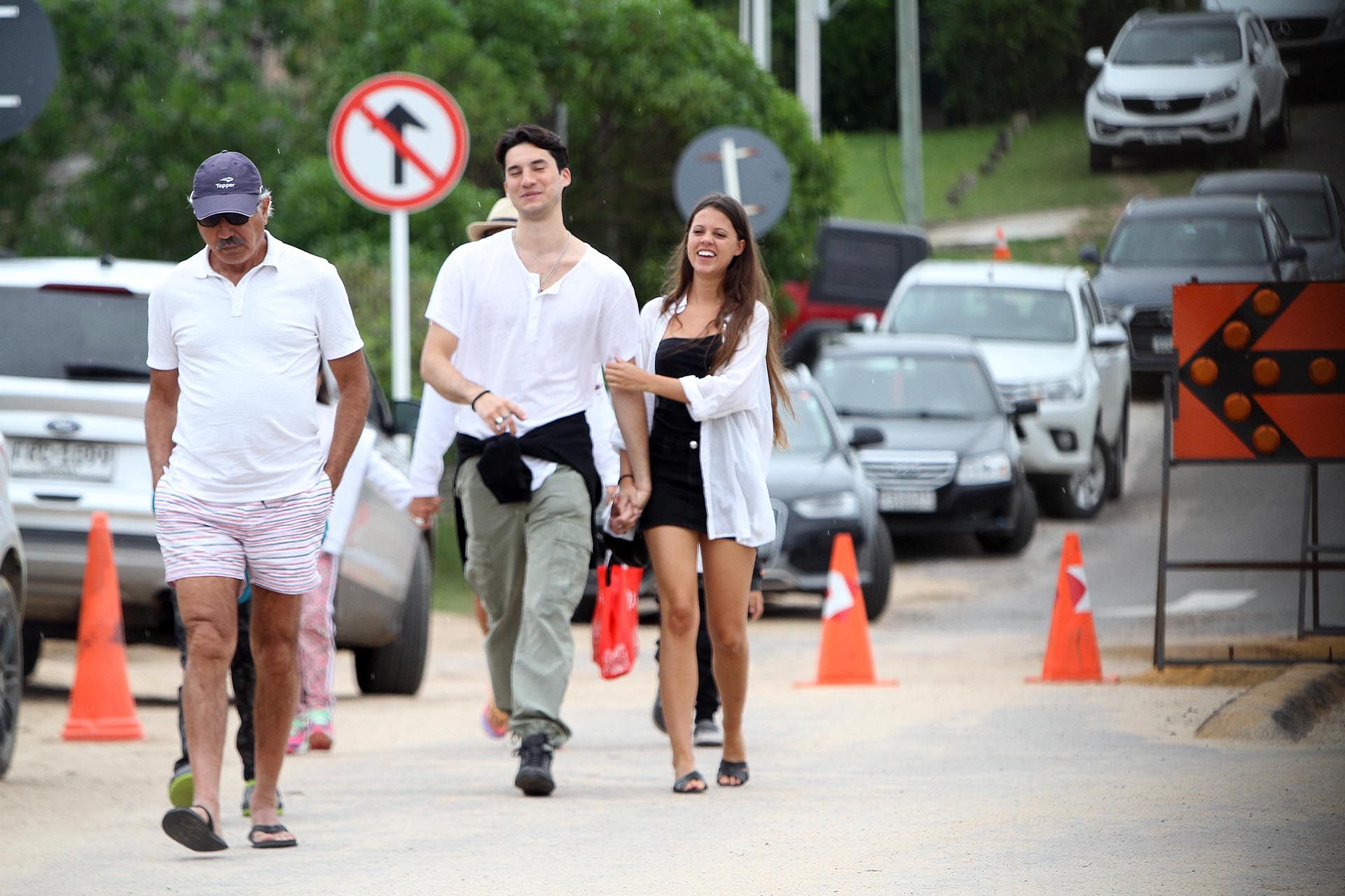 El hijo de Tinelli estuvo paseando por las playas de Punta del Este con su nueva novia