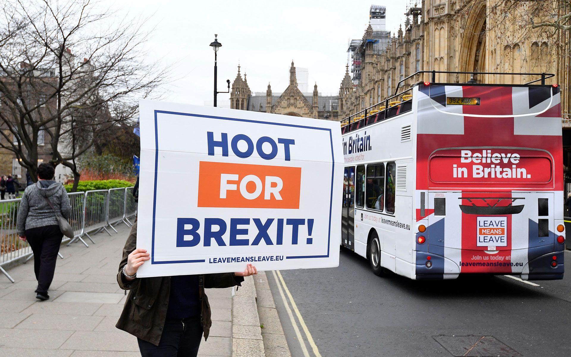 Un manifestante pro-Brexit sostiene un cartel diciendo: â¡Toquen la bocina por Brexit!â (Reuters)