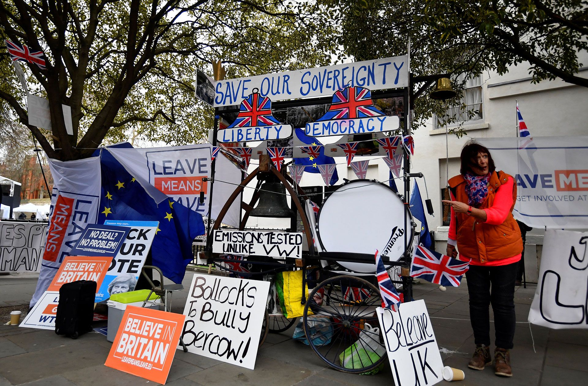 Un manifestante pro-Brexit toca la baterÃa frente a las Casas del Parlamento en Londres, Gran Bretaña, el 15 de enero de 2019. (Reuters)