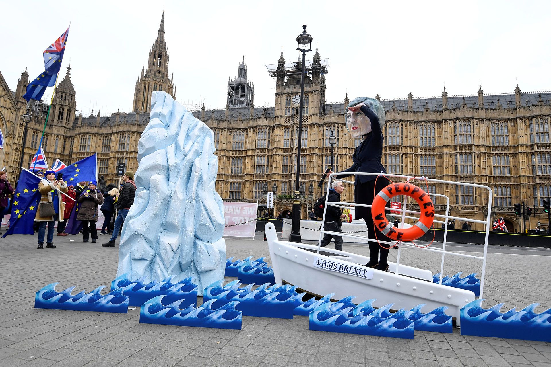 Theresa May pide rescate mientras se hunde su barco en un simulacro de la pelÃcula Titanic. (Reuters)