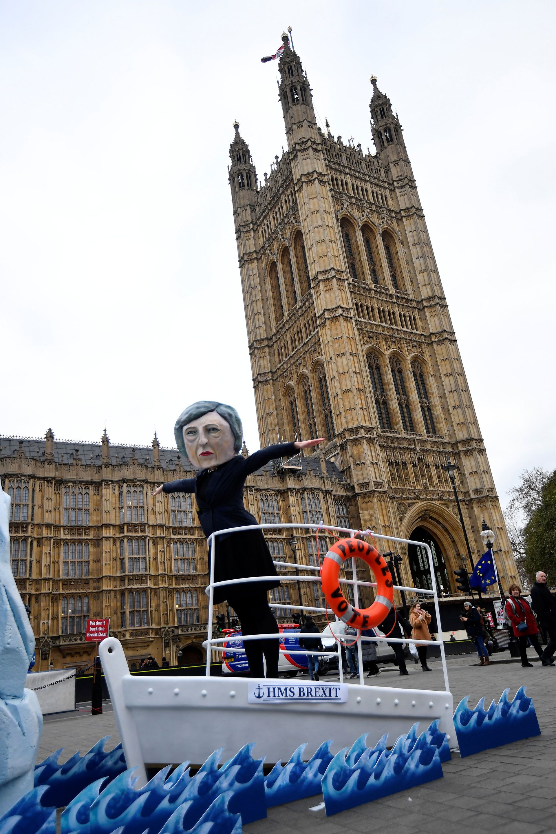 Activistas anti-Brexit del grupo de activismo global Avaaz participan en una manifestaciÃ³n con un simulacro de Titanic, ante el parlamento de Westminster en Londres, Gran BretaÃ±a, el 15 de enero de 2019. (Reuters)