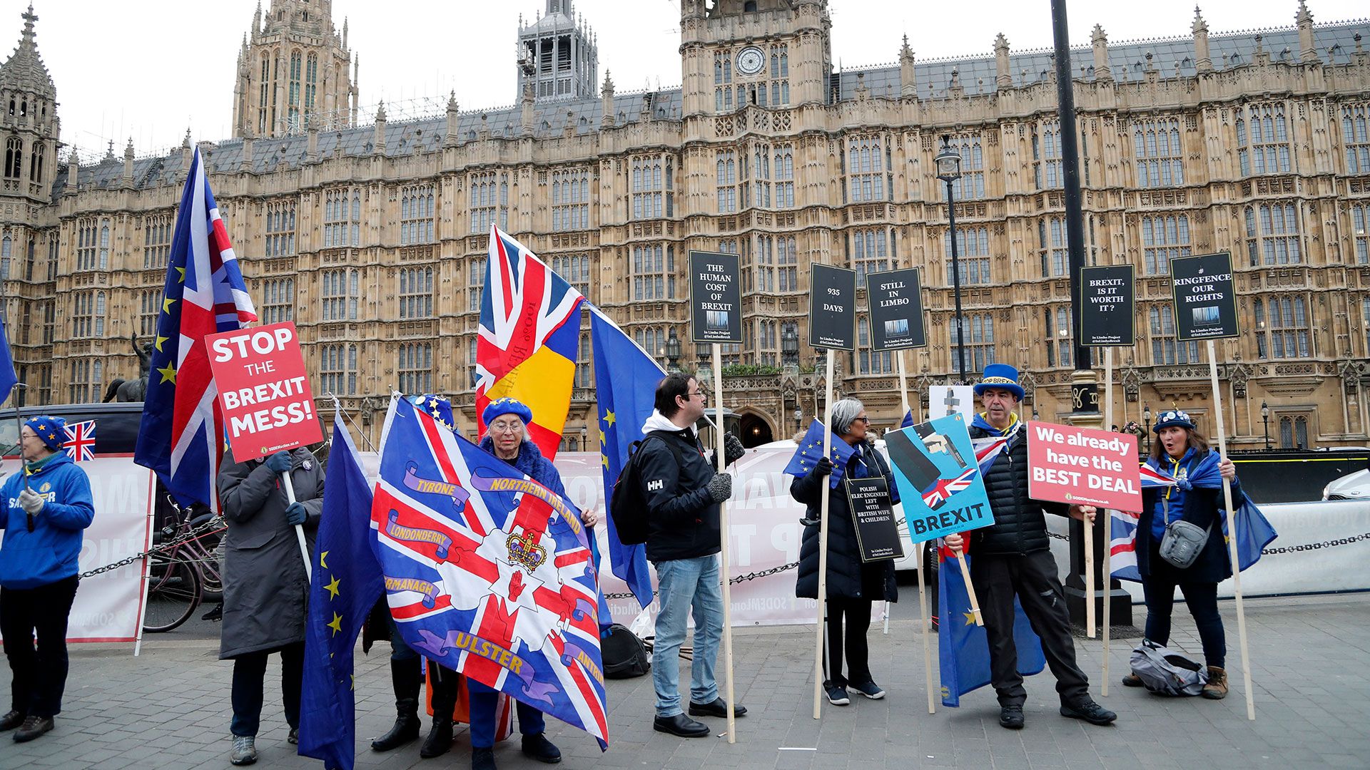 Manifestantes pro-europeos protestan frente a las Cámaras del Parlamento en Londres, el martes 15 de enero de 2019. (AP)