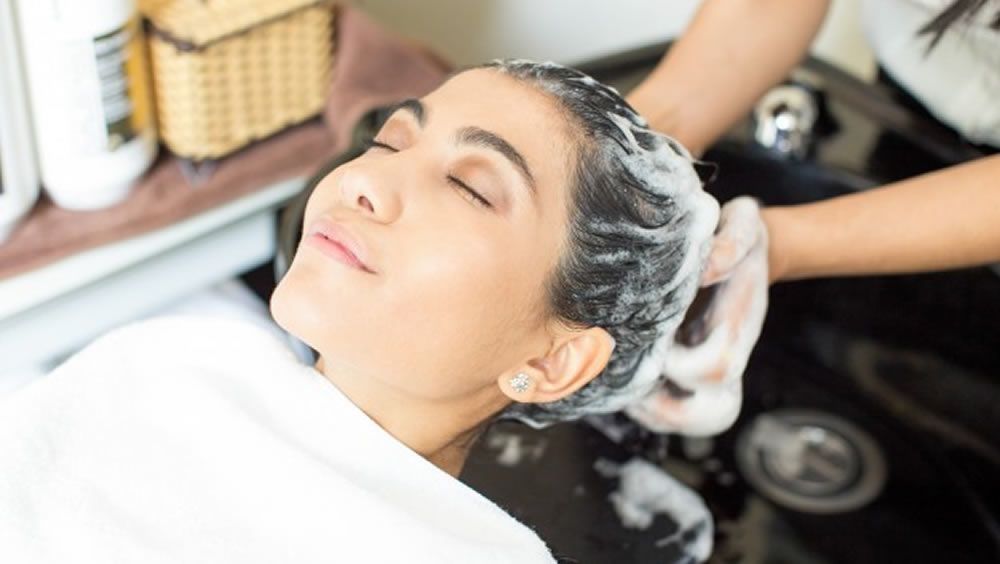 Resultado de imagen para lavarse el pelo