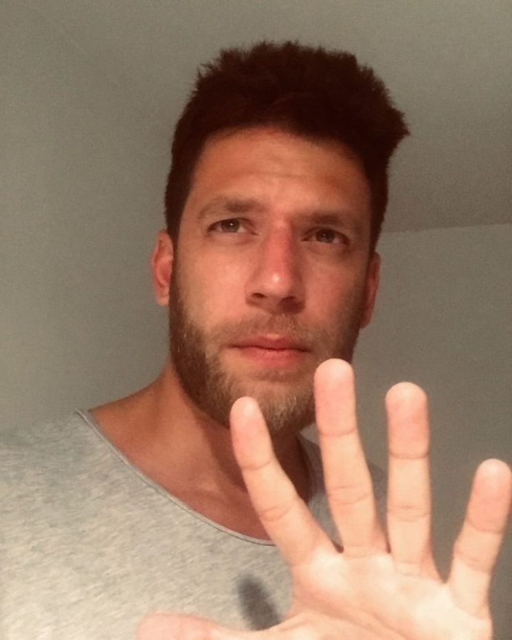 Se conocieron fotos del hermano súper fachero de Paula y Delfina Chaves