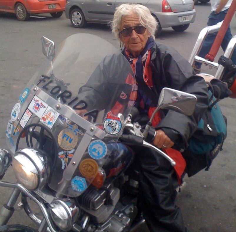 Tiene 90 años: La vida de Nelly, la “motoabuela”