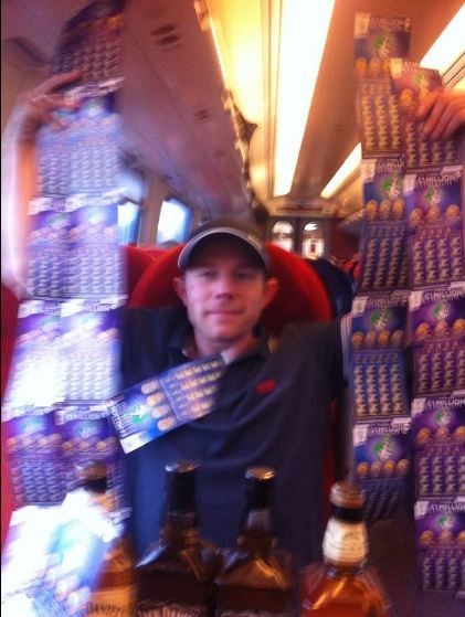 Mark Goodram salió a festejar junto a un amigo que habÃa ganado el gran premio, pero no se lo pagaron.