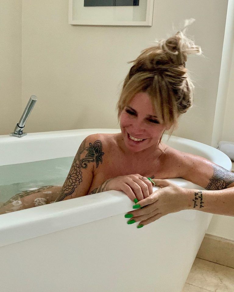 Florencia Peña calentó las redes con una foto desnuda en la cama