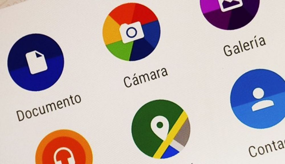 El motivo por el que no debes compartir tus fotos en WhatsApp