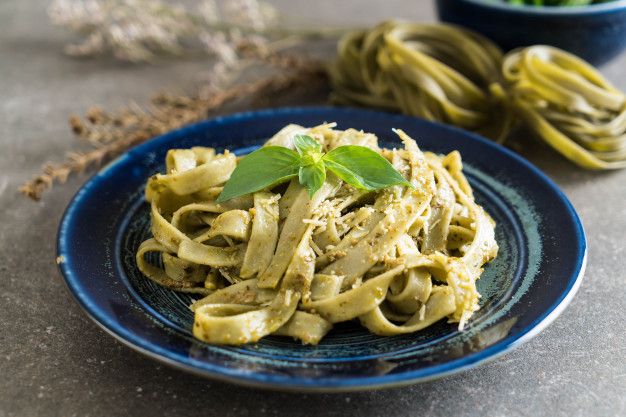 Fettuccine de espinacas en un plato