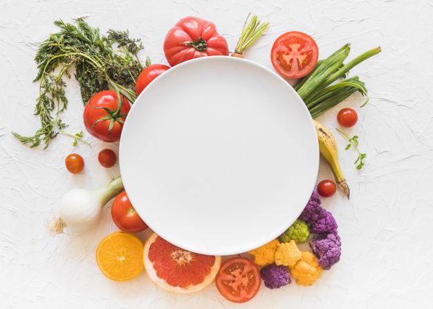 Marco vacÃo blanco sobre las verduras coloridas en el telón de fondo