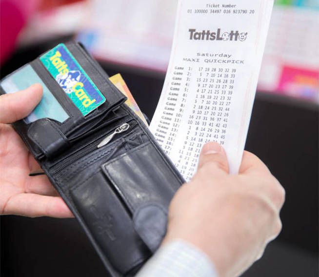 Ocho compañeros ganan 4 millones en la lotería y todos van el día después a trabajar