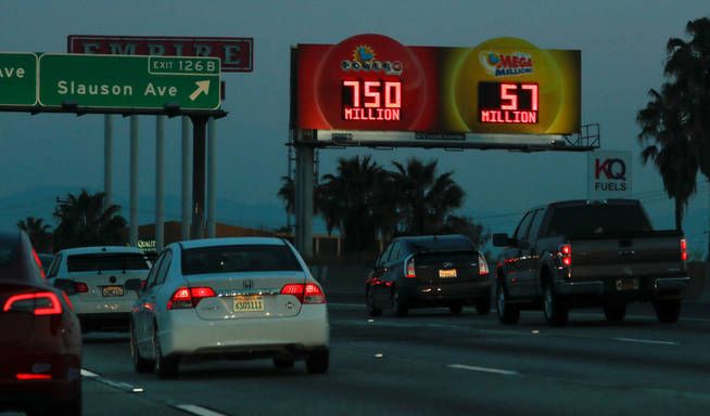 Los grandes botes de la loterÃ­a en Estados Unidos se anuncian tambiÃ©n en las autopistas (Reuters/Mike Blake)