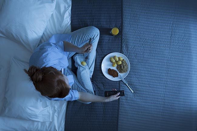 El síndrome del comedor nocturno es el que te hace visitar la nevera a media noche