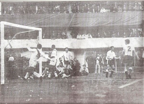 El drama del final en 'La Bombonera'. Al fondo, Brindisi grita el gol, mientras Campos no puede llegar a sacar el balón. Pero ya Yazalde y Perfumo se han percatado de la decisión de Hormazábal e inician el reclamo (Foto: diario La Prensa)