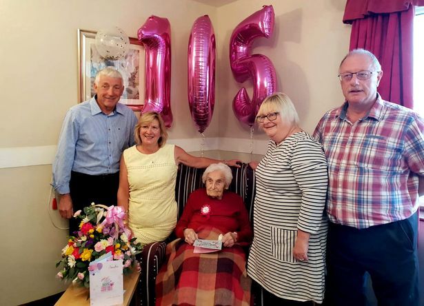 Abuela de 105 años revela que el secreto para la longevidad es mantenerse alejada de los hombres