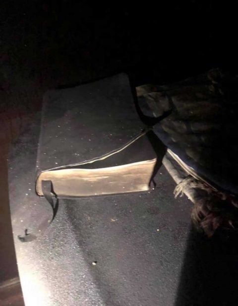 Iglesia arde en llamas... pero biblias y cruces quedan intactas