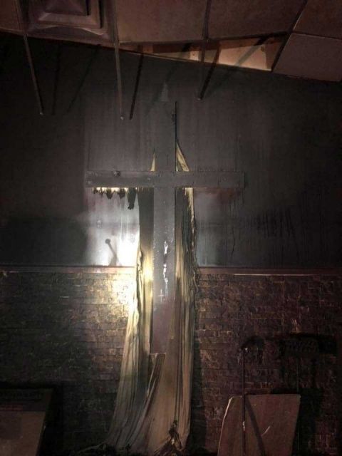 Iglesia arde en llamas... pero biblias y cruces quedan intactas