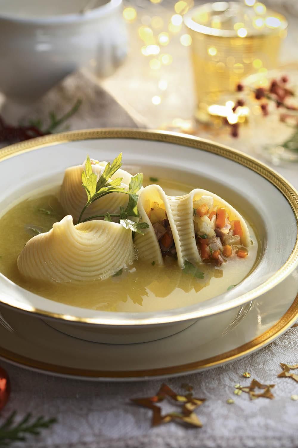 caldo navidad caracolas rellenas. Caldo de Navidad con caracolas rellenas