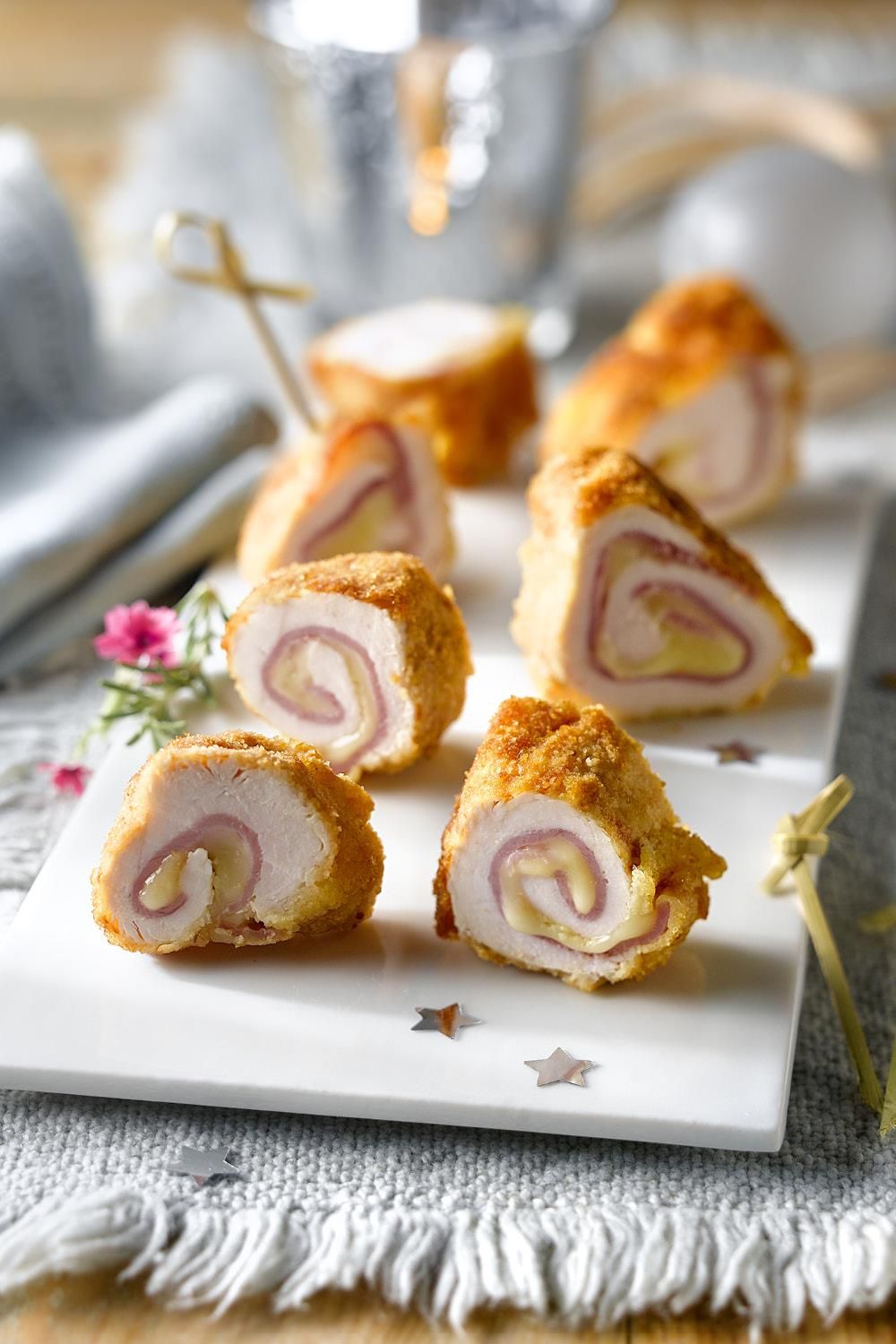 canapes navidenÌos14. Rollitos de pollo, jamón y queso