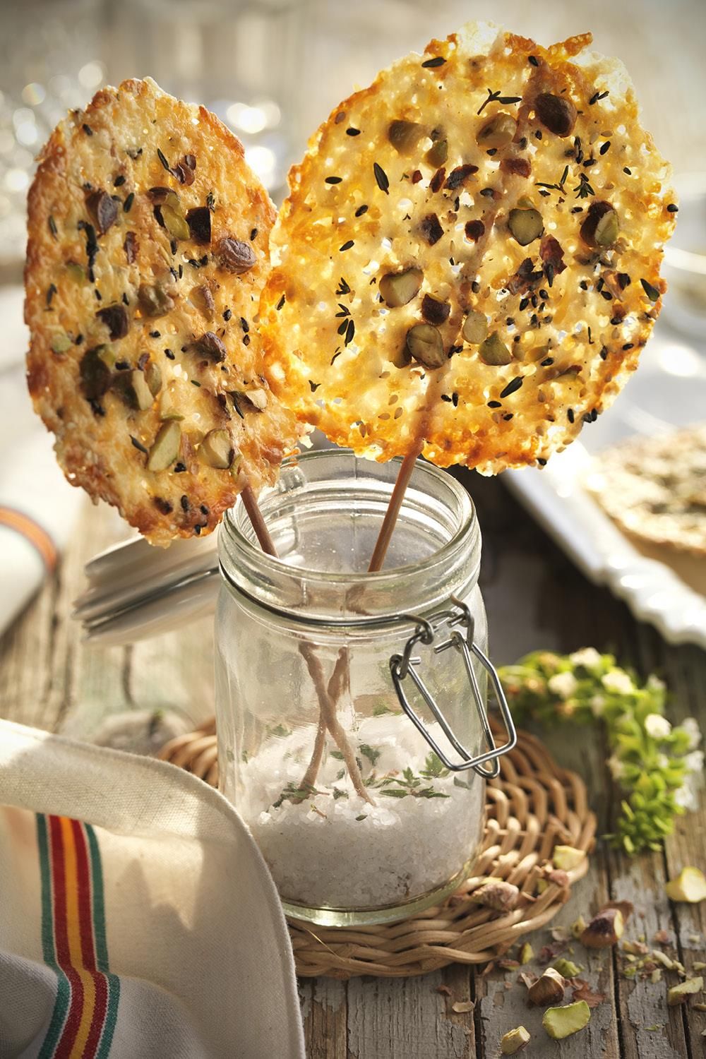 canapes navidenÌos18. Piruletas de queso y frutos secos