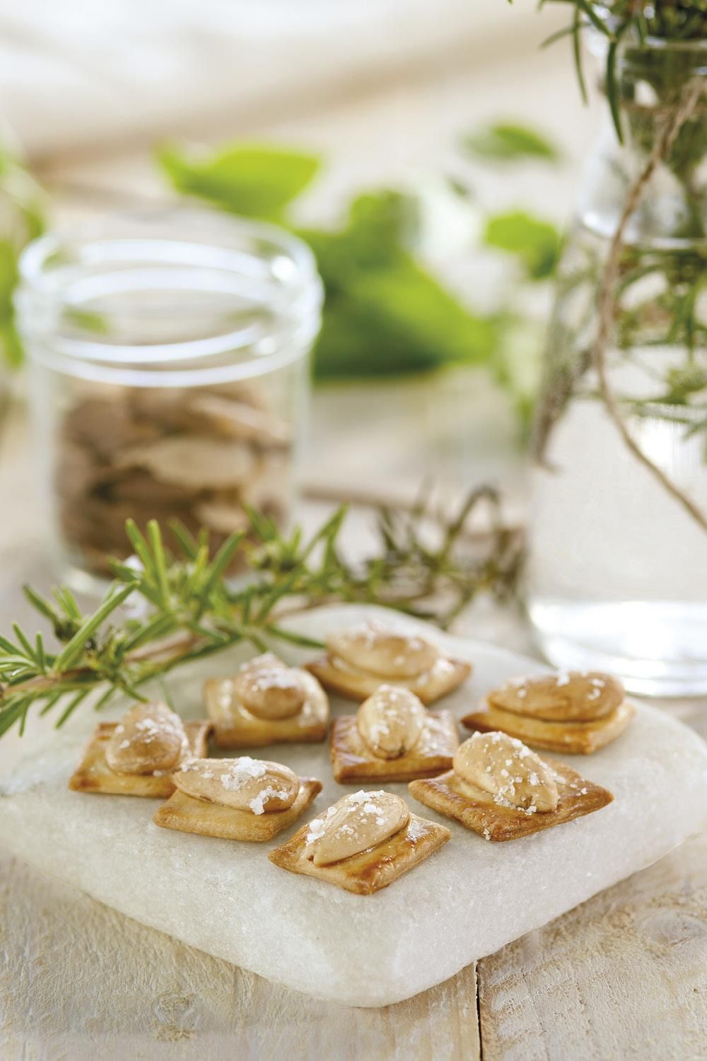 canapes navidenÌos7. Pastitas de almendra