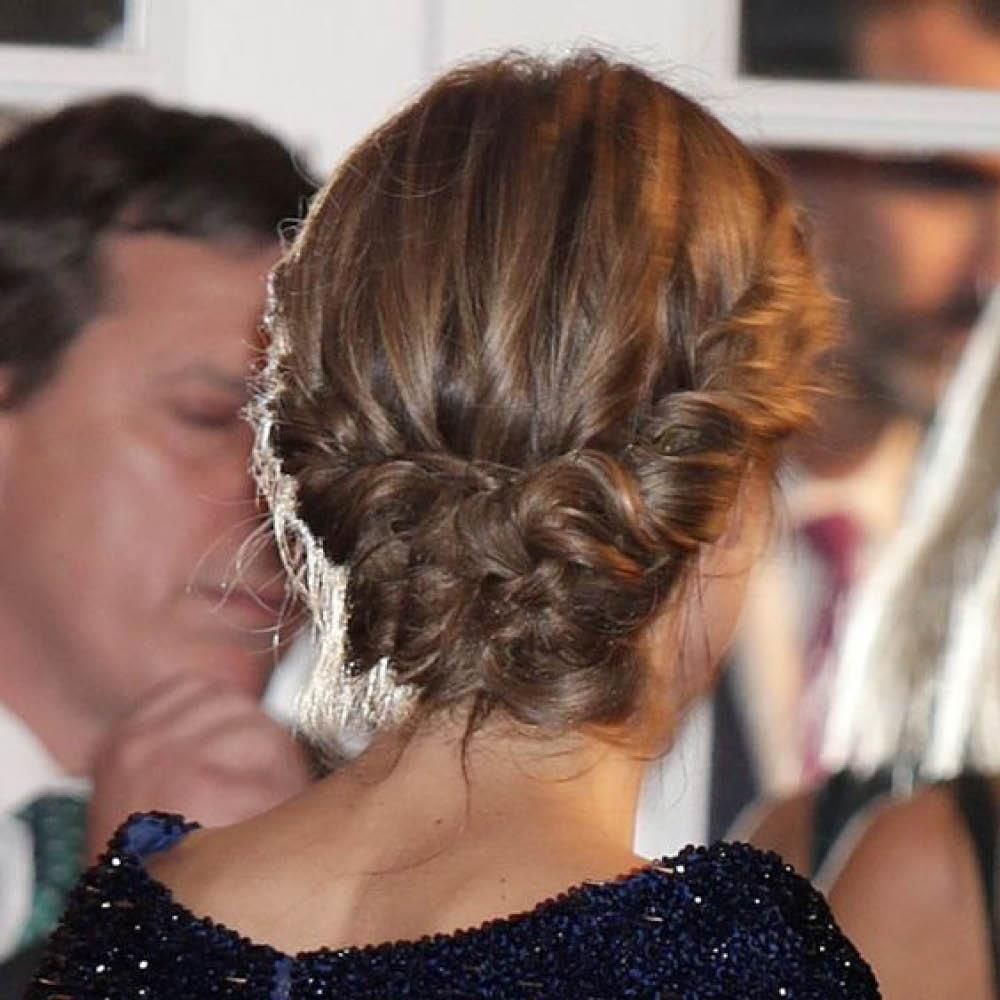 moños bajos con trenza. Sofisticado