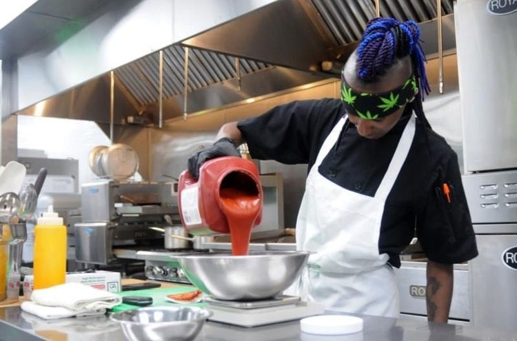 El restaurante donde todo tiene cannabis: hamburguesas, pizzas y hasta alitas de pollo