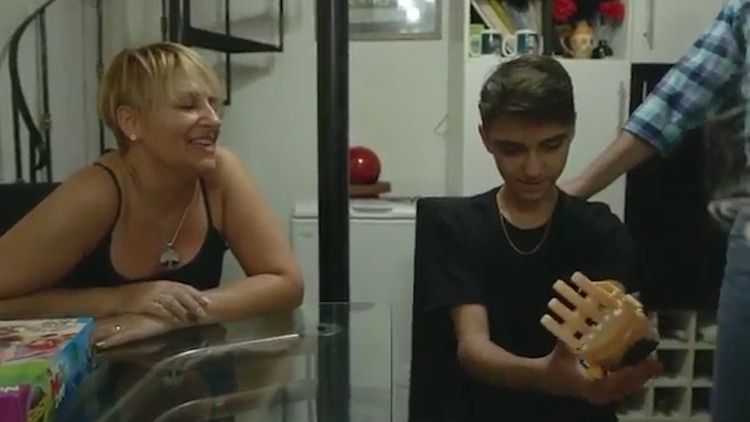 AsÃ­ fue el momento en que un chico probÃ³ la prÃ³tesis 3D de su mano