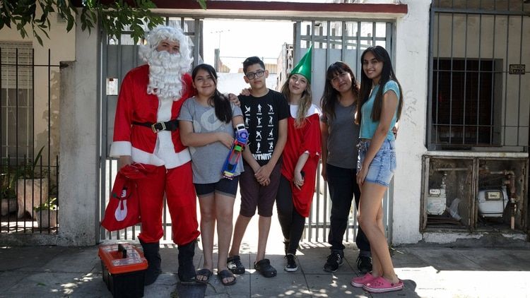 El inventor Gino Tubaro, vestido de PapÃ¡ Noel, le regalÃ³ una prÃ³tesis 3D a una nena que necesitaba un brazo