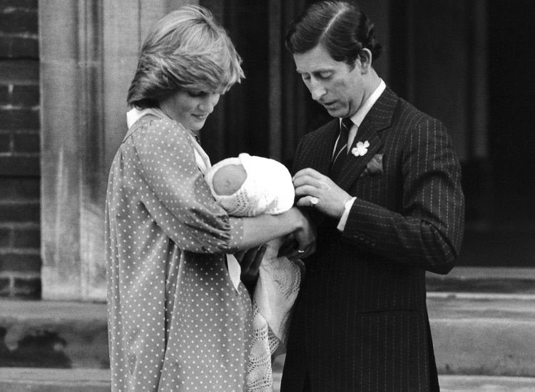 La primera apariciÃ³n del prÃ­ncipe Carlos con William, en brazos de su madre Diana Spencer, el 21 de junio deÂ 1982.