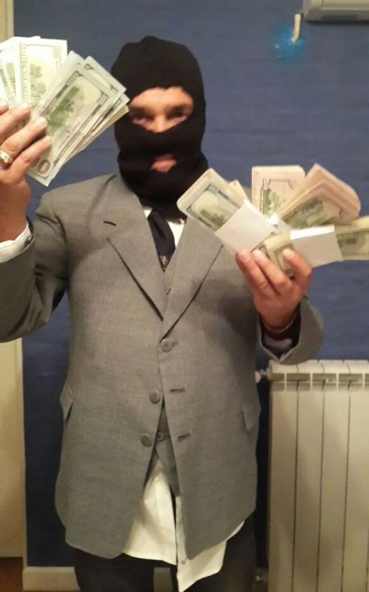 Con el saco gris y el pasamontañas que usó en el robo al Banco Río