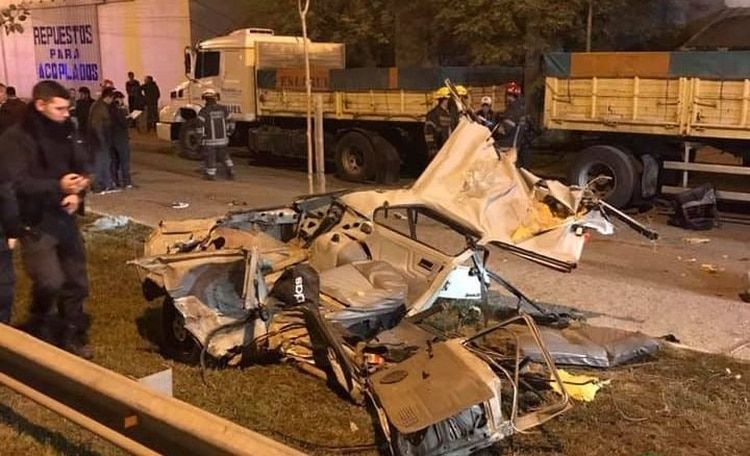 Una de las partes del Fiat 147 blanco tras el accidente.