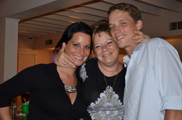 Sandra Rzucek junto a su hija Shannan y su hijo Frankie