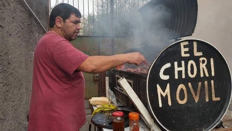 El âChori mÃ³vilâ patentado por AdriÃ¡n se convirtiÃ³ en la âparrilla mÃ³vilâ en las redes sociales, donde se difundiÃ³ el video