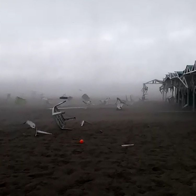 Las carpas volaron con sus mesas y sillas