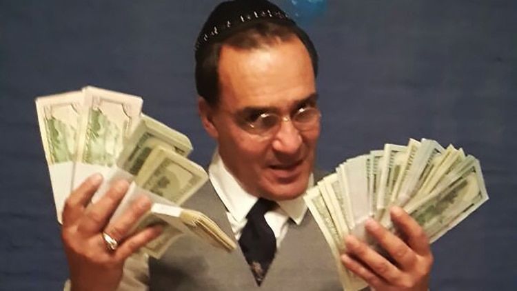 Con el kipa y el traje gris, como el día que se “disfrazó” para robar el Banco