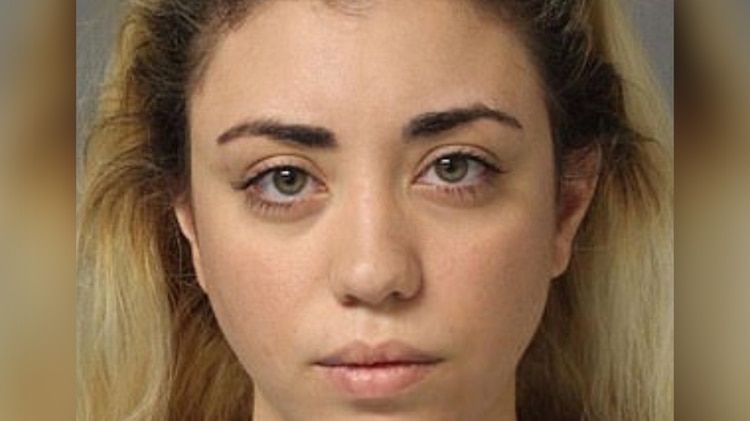 Arrestaron a maestra que envió fotos "sexualmente explícitas" a su alumno de 15 años y tuvo relaciones con él