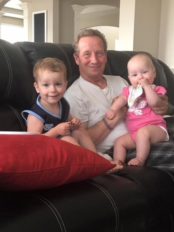 Frank Rzucek, el padre de Shannan, junto a sus dos nietas, asesinadas por Chris Watts