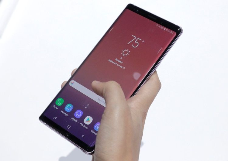 ElÂ Galaxy Note 9, de Samsung, noÂ tomÃ³ el modelo de pantalla de Apple.Â (REUTERS/Lucas Jackson)
