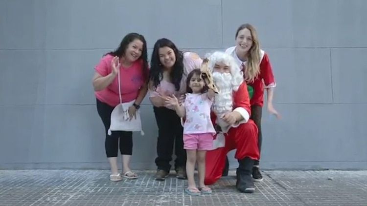 Una nena muestra contenta la prÃ³tesis 3D que recibiÃ³ como regalo de Navidad
