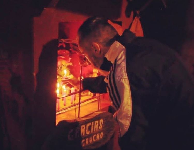 MartÃ­n Roisi, promesero del Gauchito, le prende una vela en un santuario (Gentileza MartÃ­n Roisi)