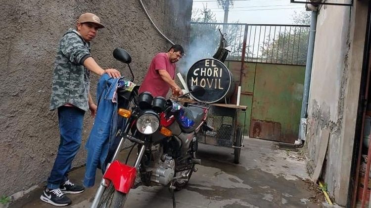 AdriÃ¡n primero deberÃ¡ poner su invento en regla para poder salir a vender la carne por los barrios. El video se filmÃ³ en Berazategui, pero Ã©l reside en Quilmes Oeste