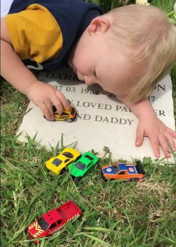 Pillinger mencionÃ³ que los Ãºltimos dÃ­as han sido difÃ­ciles porque Harvey pregunta por su padre y si ve a algÃºn hombre rubio cuestiona si es Darren. (Foto: Facebook)