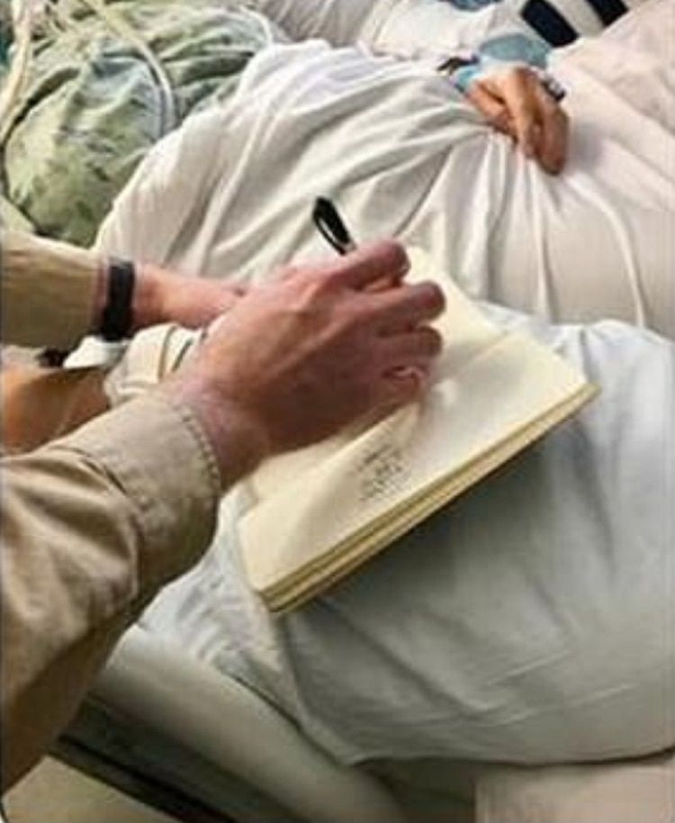 Sufrió un paro cardíaco de 27 minutos y al "revivir" escribió un enigmático mensaje