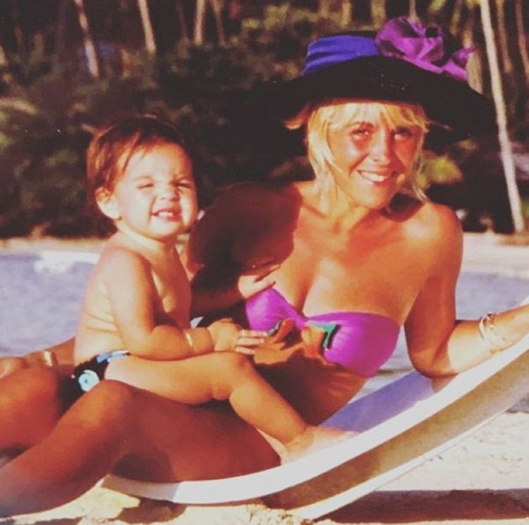 Dalma, en brazos de Claudia (Foto de archivo: Instagram Dalma Maradona)