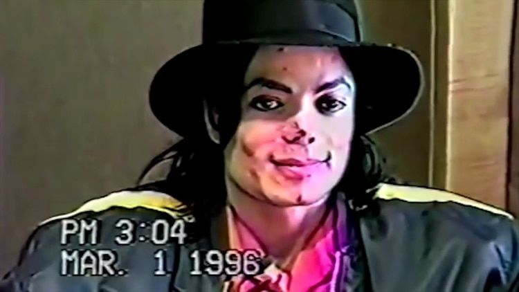 El diario britÃ¡nico Daily Mail publicÃ³ un video inÃ©dito del 1Â° de marzo de 1996. Se trata del primer interrogatorio que se le hizo a Michael Jackson, que habÃ­a sido denunciado por abuso sexual