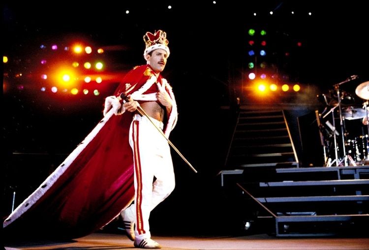 Freddie Mercury muriÃ³ de una bronconeumonÃ­a complicada por el sida el 24 de noviembre de 1991