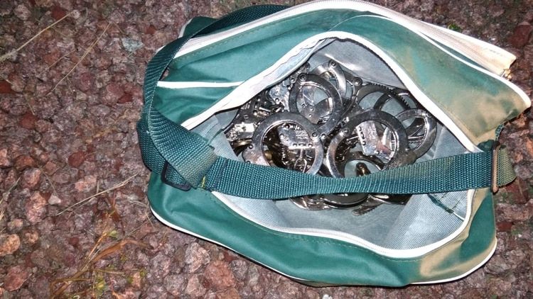 Los ocho pares de esposas que dejaron abandonadas en el lugar (Ministerio del Interior)