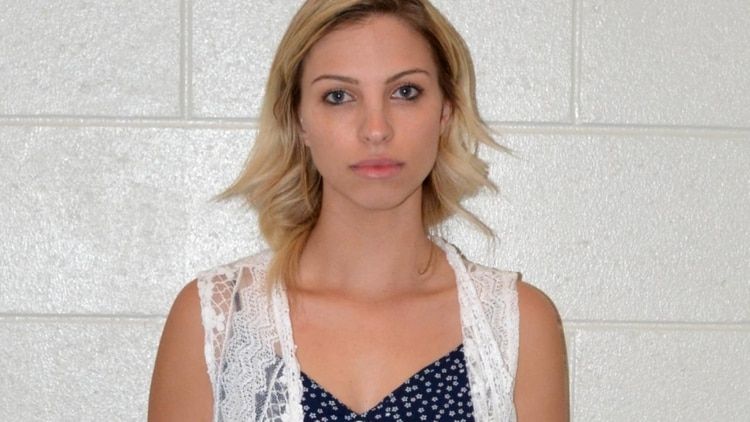 Arrestaron a maestra que envió fotos "sexualmente explícitas" a su alumno de 15 años y tuvo relaciones con él