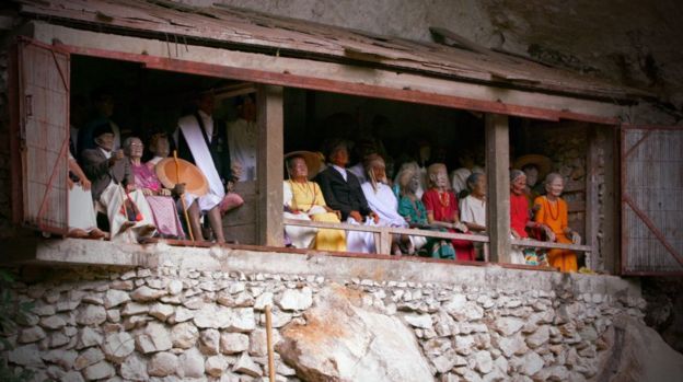 Quiénes son los torajas, que cuidan y limpian a los seres queridos muertos como si estuvieran vivos